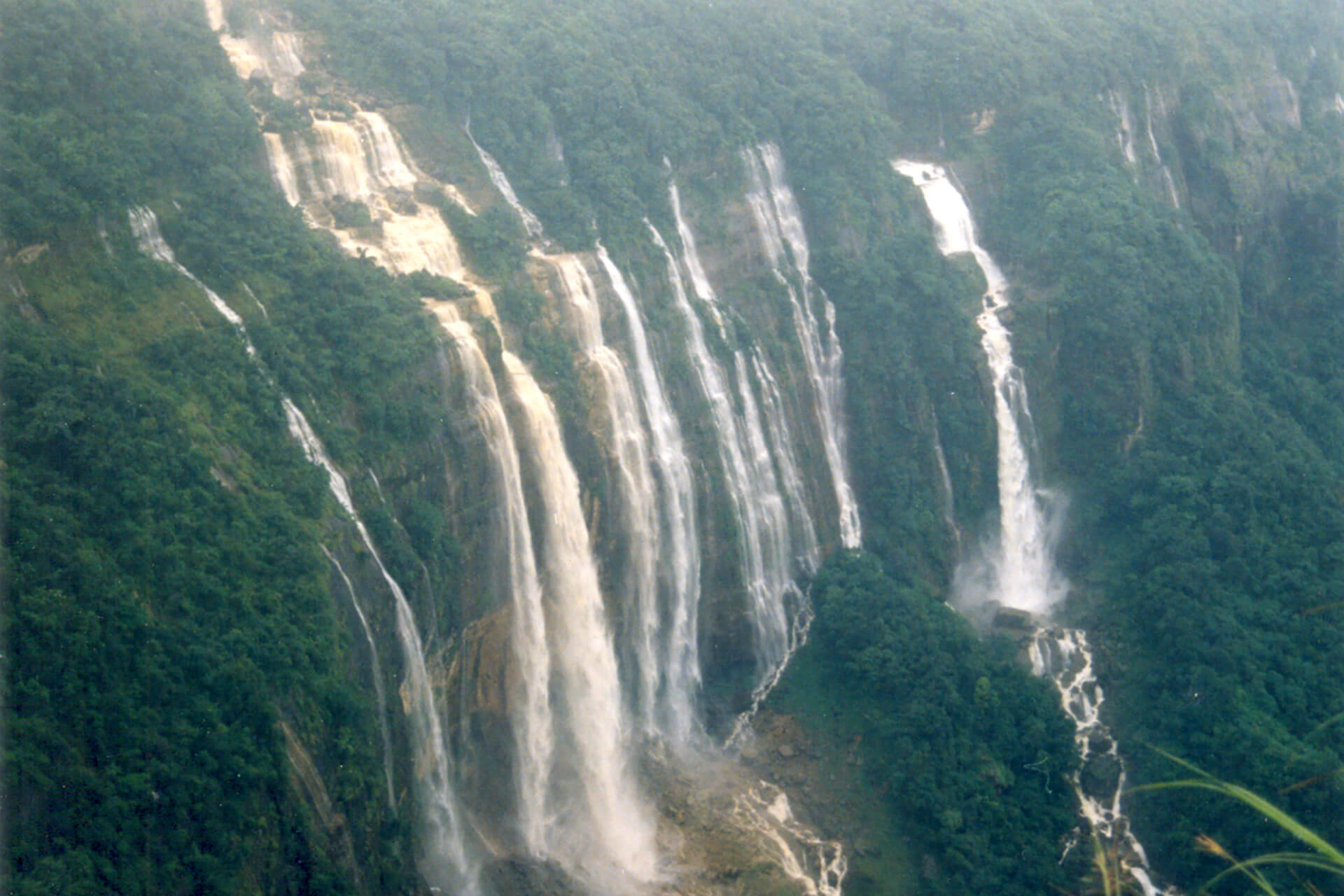 Noh Sngithiang Falls